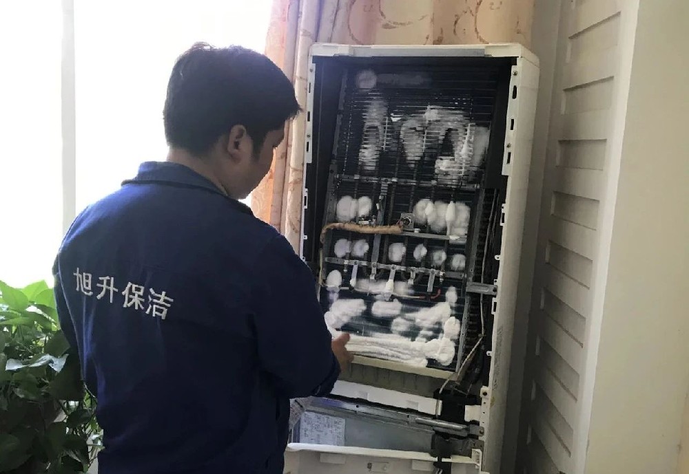 “空調耗電量飆升？深度清洗立省30%電費！”